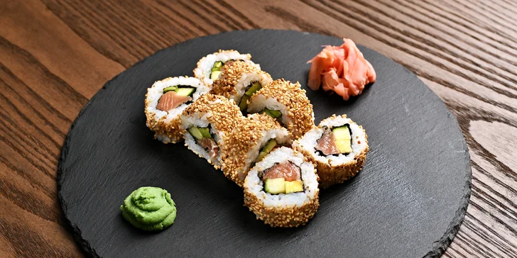 Sushi sety a poké bowl s lososem, kuřetem, tuňákem i vege ve Vršovicích