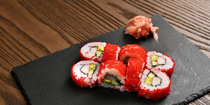 Sushi sety a poké bowl s lososem, kuřetem, tuňákem i vege ve Vršovicích