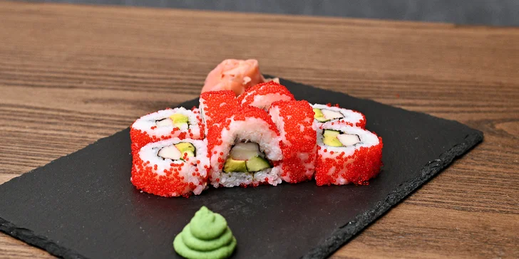 Sushi sety a poké bowl s lososem, kuřetem, tuňákem i vege ve Vršovicích