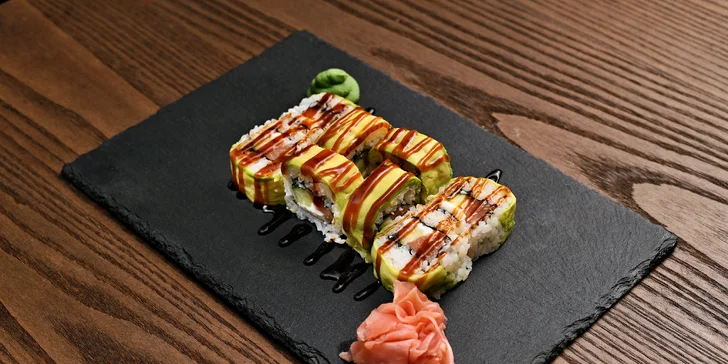 Sushi sety a poké bowl s lososem, kuřetem, tuňákem i vege ve Vršovicích