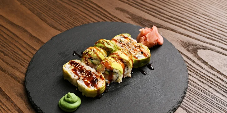 Sushi sety a poké bowl s lososem, kuřetem, tuňákem i vege ve Vršovicích