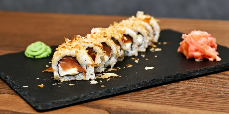 Sushi sety a poké bowl s lososem, kuřetem, tuňákem i vege ve Vršovicích