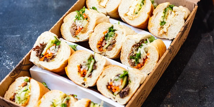 Box plný vietnamských baget nebo závitků a ledový čaj z bistra banh—mi—ba