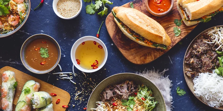 Box plný vietnamských baget nebo závitků a ledový čaj z bistra banh—mi—ba