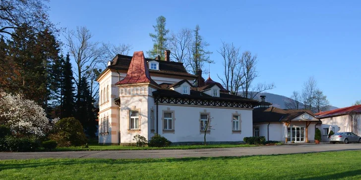 Romantický pobyt se snídaní a hodinou privátního wellness v zámečku na Čeladné