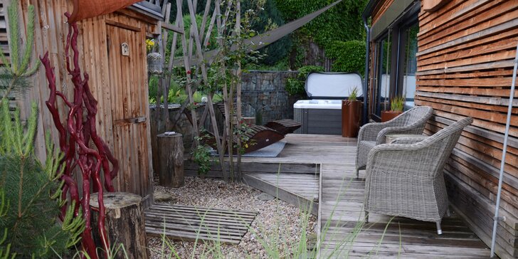 Buďte pár dní jen spolu: romantický pobyt v luxusní chatě se saunou, vířivkou a krbem