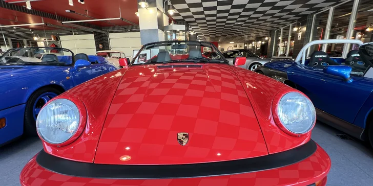 Komentovaná prohlídka veteránů v automobilové galerii Route 88 a nápoj