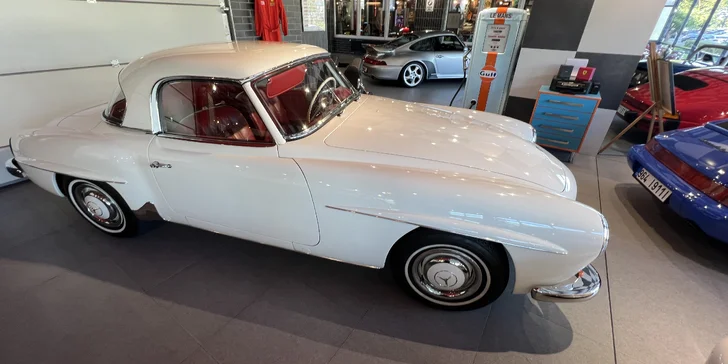 Komentovaná prohlídka veteránů v automobilové galerii Route 88 a nápoj