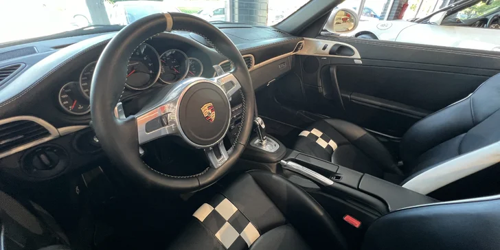 Komentovaná prohlídka veteránů v automobilové galerii Route 88 a nápoj