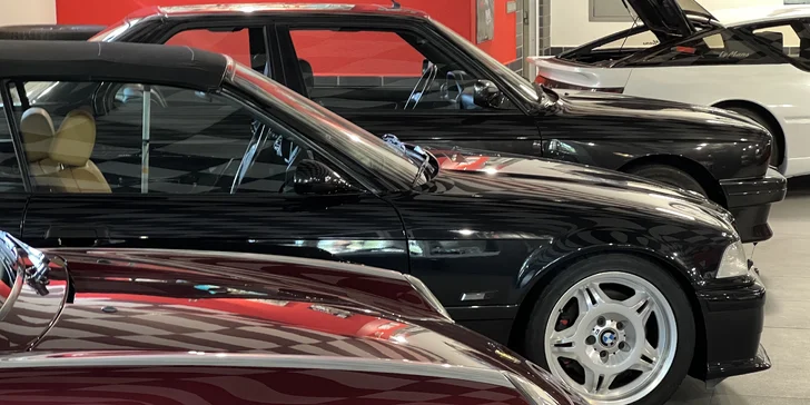 Komentovaná prohlídka veteránů v automobilové galerii Route 88 a nápoj