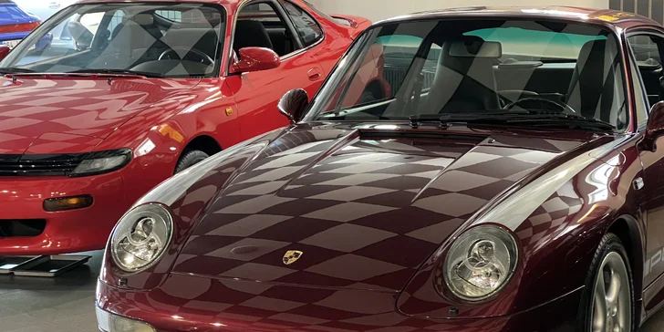 Komentovaná prohlídka veteránů v automobilové galerii Route 88 a nápoj