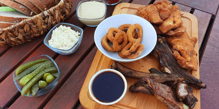 Prkno plné dobrot: řízky, žebra i koleno ve streetfood stylu v centru Jihlavy