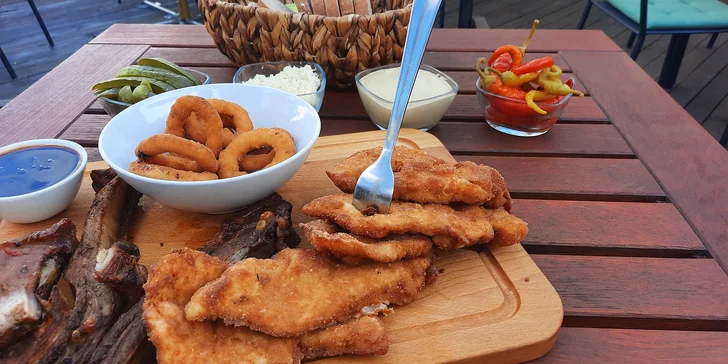 Prkno plné dobrot: řízky, žebra i koleno ve streetfood stylu v centru Jihlavy