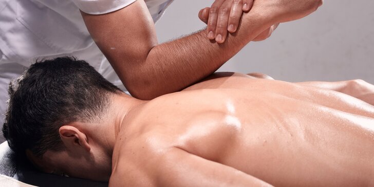 Terapeutická masáž s elektroterapií nebo regenerační masáž pro odstranění bolesti a únavy