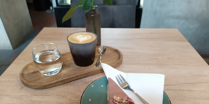 Cheesecake dle denní nabídky a káva dle výběru pro 1 či 2 osoby v kavárně na Vinohradech
