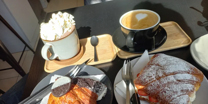 Dobrota ve francouzském stylu: croissant a káva podle výběru pro dva