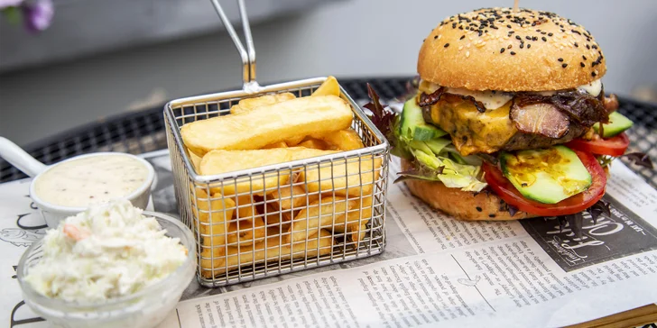 Burger s hovězím nebo trhaným vepřovým, hranolky, majonéza a Coleslaw