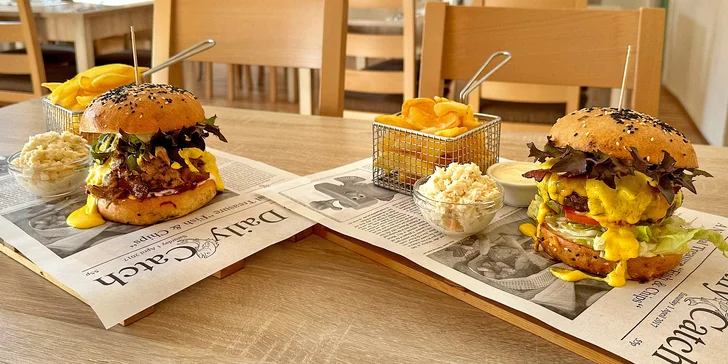 Burger s hovězím nebo trhaným vepřovým, hranolky, majonéza a Coleslaw