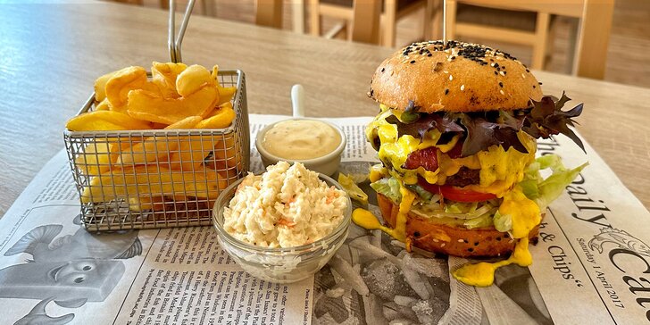 Burger s hovězím nebo trhaným vepřovým, hranolky, majonéza a Coleslaw