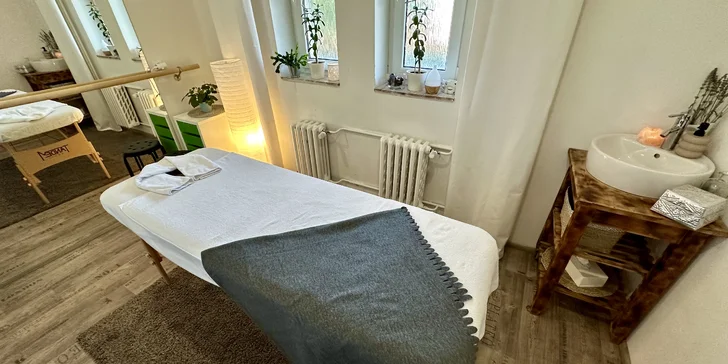 75 minut baňkování zad s masáží šíje nebo i nohou od masérky Adély Kišš