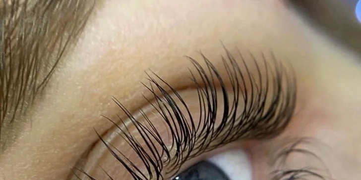Laminace obočí nebo lash lifting v salonu na Vinohradech