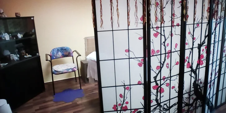 Relaxační aromaterapeutická masáž i hřebíčkový zábal zad a péče o nohy či ruce