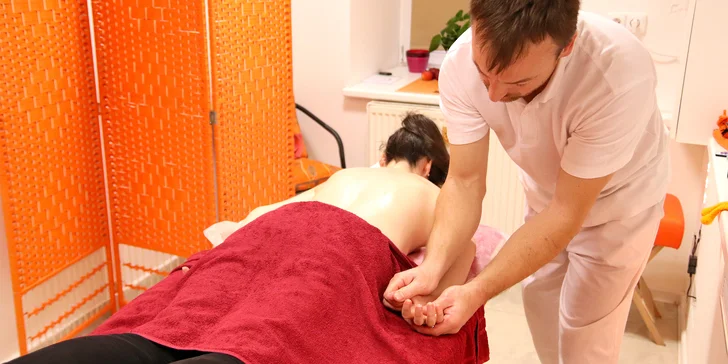 Odpolední masáž dle výběru: částečná v délce 50 minut, celotělová v délce 110 minut