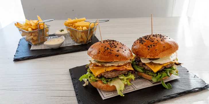 Dva klasické burgery nebo maxi burger až pro 3 osoby s hranolky a dipy