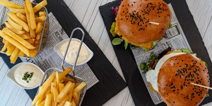 Dva klasické burgery nebo maxi burger až pro 3 osoby s hranolky a dipy