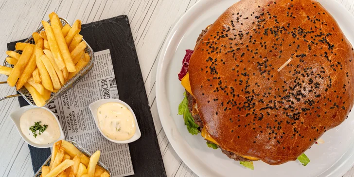 Dva klasické burgery nebo maxi burger až pro 3 osoby s hranolky a dipy
