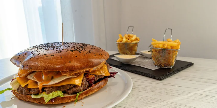 Dva klasické burgery nebo maxi burger až pro 3 osoby s hranolky a dipy