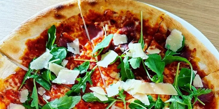 Pizza podle výběru z 9 druhů pro 1 nebo 2 osoby: sýrová, salámová, hawaii aj.