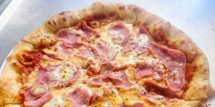 Pizza podle výběru z 9 druhů pro 1 nebo 2 osoby: sýrová, salámová, hawaii aj.