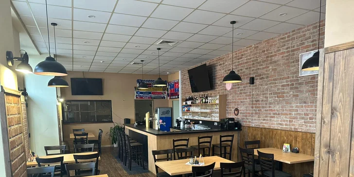 Pizza podle výběru z 9 druhů pro 1 nebo 2 osoby: sýrová, salámová, hawaii aj.