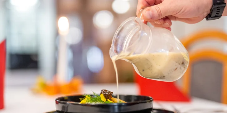 Romantická noc v pokoji s vodní postelí, privátní vířivkou a 5chodovou degustační večeří