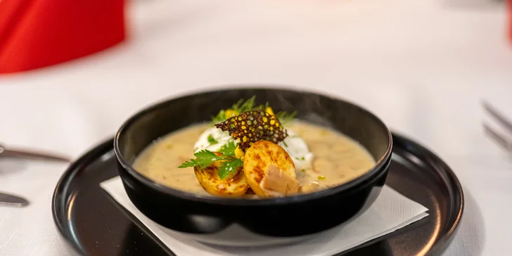 Pětichodové menu u romanticky vyzdobeného stolu: kachní paštika, panenka i sous-vide kachní prso