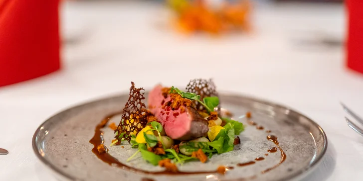 Pětichodové menu u romanticky vyzdobeného stolu: kachní paštika, panenka i sous-vide kachní prso