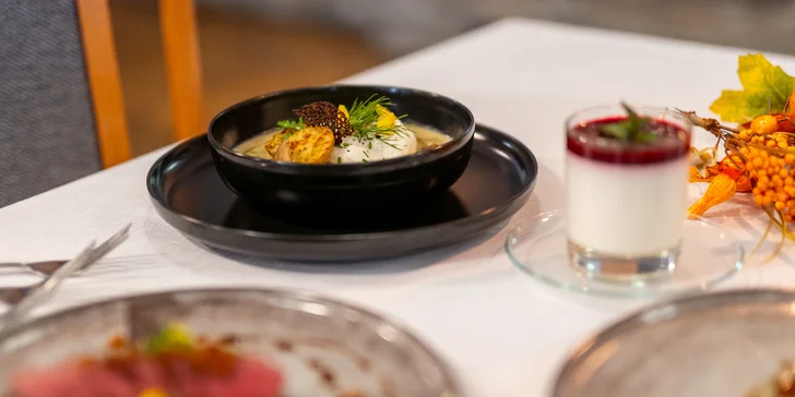 Pětichodové menu u romanticky vyzdobeného stolu: kachní paštika, panenka i sous-vide kachní prso