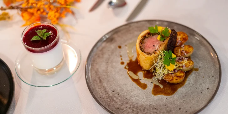 Pětichodové menu u romanticky vyzdobeného stolu: kachní paštika, panenka i sous-vide kachní prso