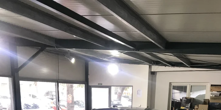 Ruční mytí exteriéru a interiéru vozidla: základní čištění, tepování sedaček, luxování i leštění laku