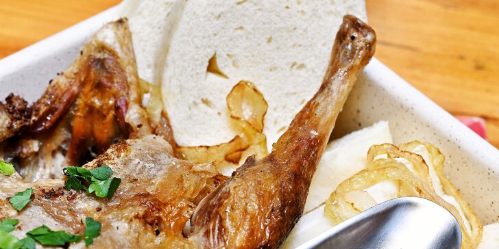 Tady si pochutnáte: dozlatova pečená kachna s knedlíky a zelím i dezertem