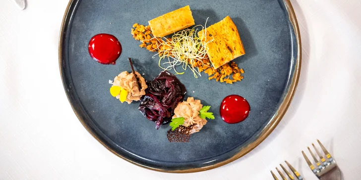 Pětichodové menu u romanticky vyzdobeného stolu: kachní paštika, panenka i sous-vide kachní prso