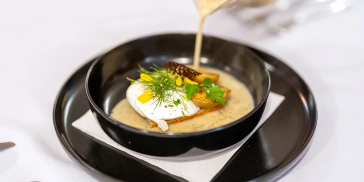 Pětichodové menu u romanticky vyzdobeného stolu: kachní paštika, panenka i sous-vide kachní prso