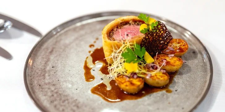 Pětichodové menu u romanticky vyzdobeného stolu: kachní paštika, panenka i sous-vide kachní prso