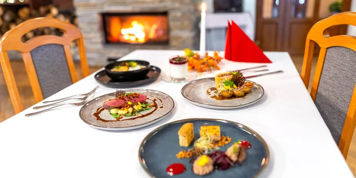 Pětichodové menu u romanticky vyzdobeného stolu: kachní paštika, panenka i sous-vide kachní prso