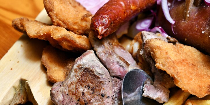 Svejkovského koryto plné masa a dobrot s přílohami: až 11,5 kg kolena, řízků a klobás i salátu a hranolků
