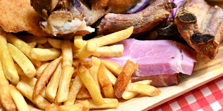 Svejkovského koryto plné masa a dobrot s přílohami: až 11,5 kg kolena, řízků a klobás i salátu a hranolků