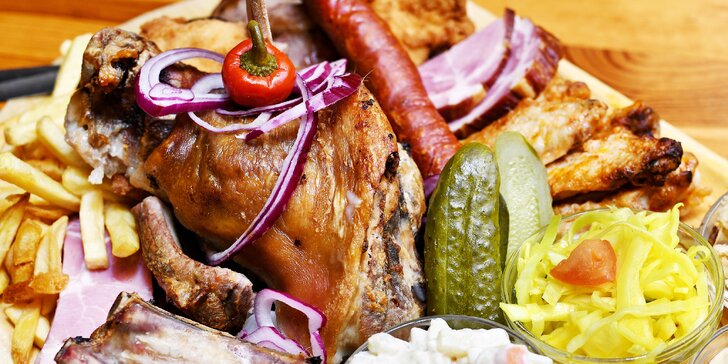 Svejkovského koryto plné masa a dobrot s přílohami: až 11,5 kg kolena, řízků a klobás i salátu a hranolků