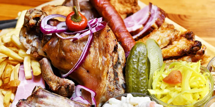 Svejkovského koryto plné masa a dobrot s přílohami: až 11,5 kg kolena, řízků a klobás i salátu a hranolků