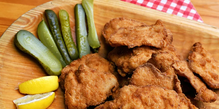 Řízková párty se spoustu příloh a dezertem pro dva i partu: až 1 kg masa, salát i hranolky